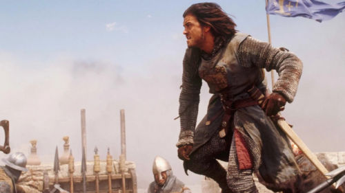 orlando bloom as a knight heading forward with his troops in battle